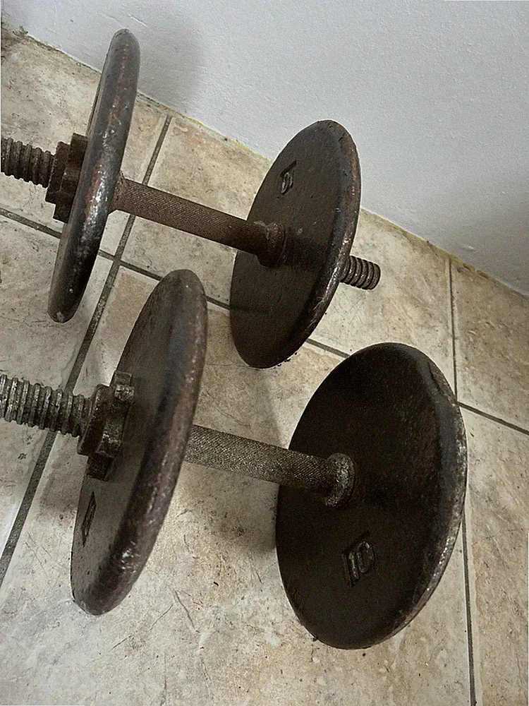 25CC29 PAIR OF DUMBELLS: ABOUT 30-1/2# EACH (10+10+3+3+bar & nuts) SOME RUST, GC