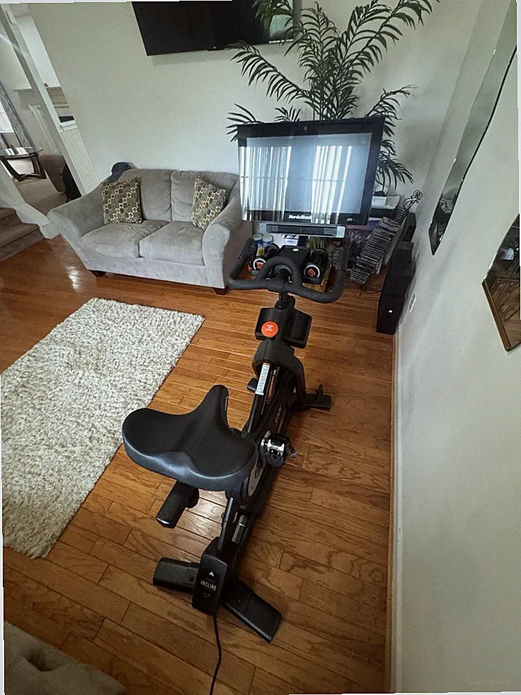 NordicTrack Commercial S22i Upright Exercise Bike Incline Touchscreen Dumbbells