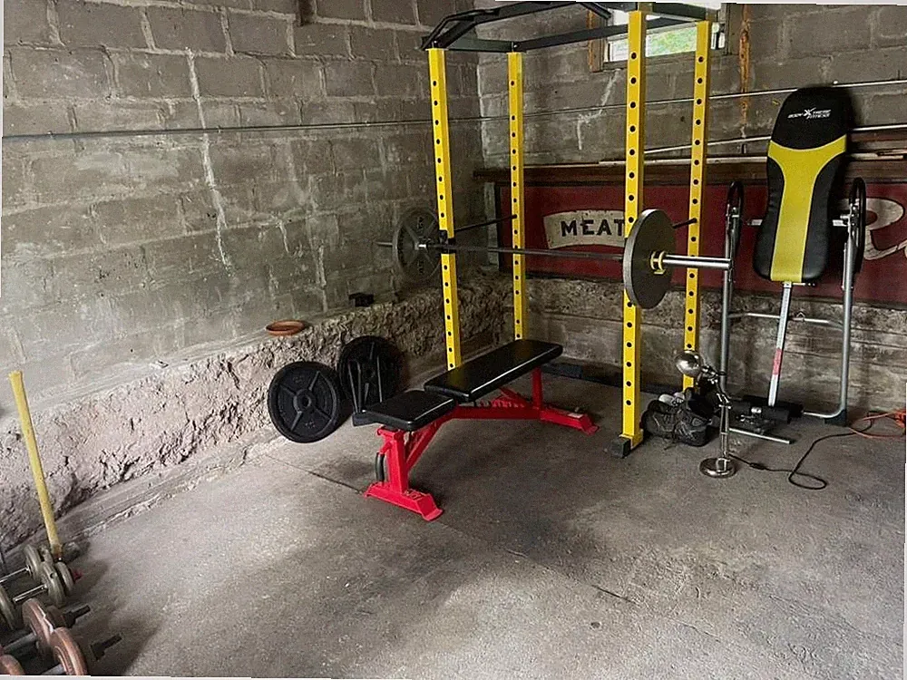 *USED ROGUE WEIGHT LIFTING SET WITH PELETON DUMBELLS